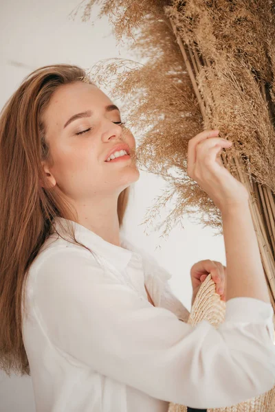 Porträt Einer Schönen Jungen Blonden Frau Mit Make Modekleidung — Stockfoto