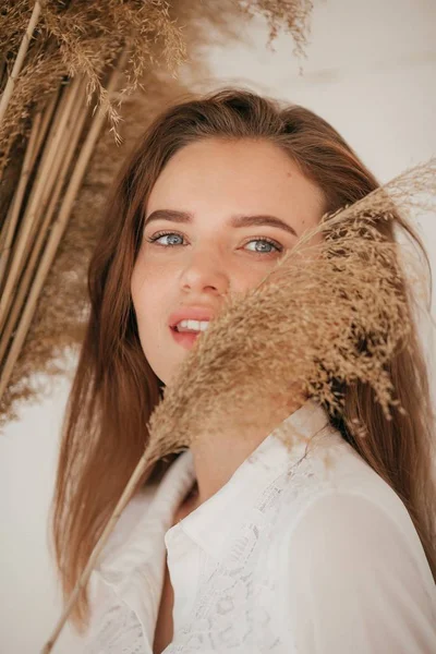 Portrait Belle Jeune Femme Blonde Avec Maquillage Dans Des Vêtements — Photo