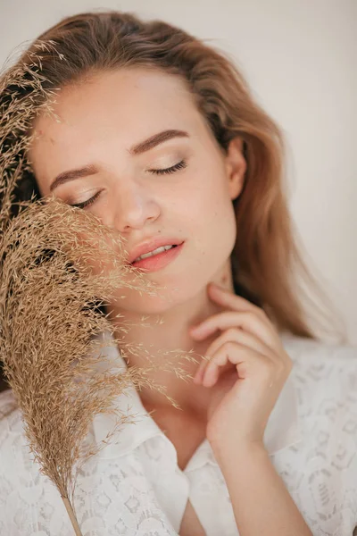 Portrait Belle Jeune Femme Blonde Avec Maquillage Dans Des Vêtements — Photo