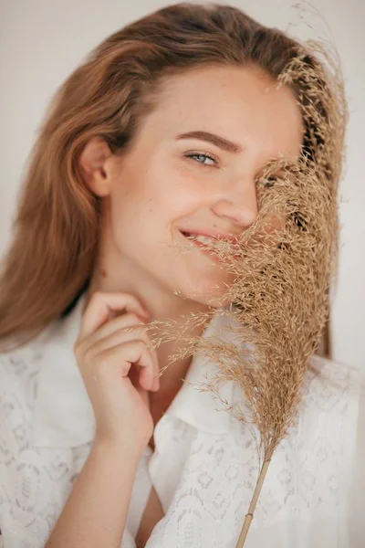 Retrato Una Hermosa Joven Rubia Con Maquillaje Ropa Moda —  Fotos de Stock