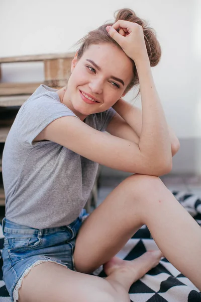 Vacker Ung Kvinna Jeans Kort Poserar — Stockfoto