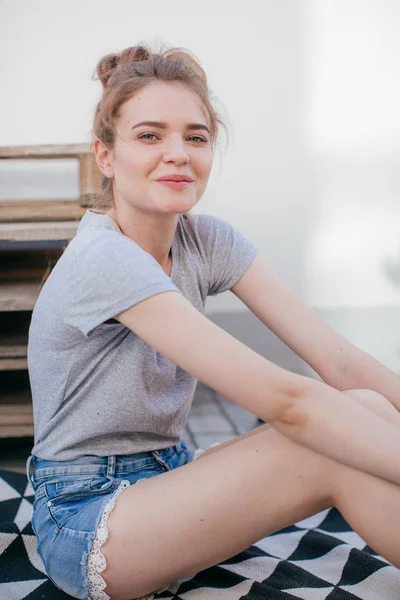 Hermosa Mujer Joven Jeans Posando Corto —  Fotos de Stock