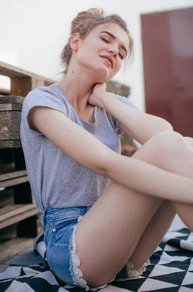 Beautiful Young Woman Jeans Short Posing — Stock Photo, Image