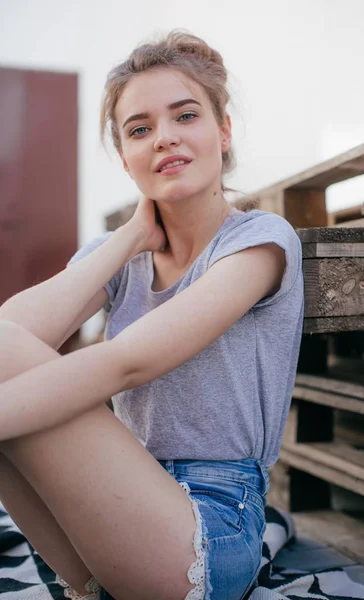 Hermosa Mujer Joven Jeans Posando Corto —  Fotos de Stock