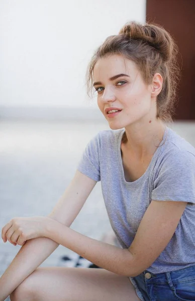 Hermosa Mujer Joven Jeans Posando Corto —  Fotos de Stock