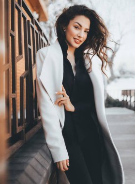 Beyaz önlük poz içinde güzel genç kadın