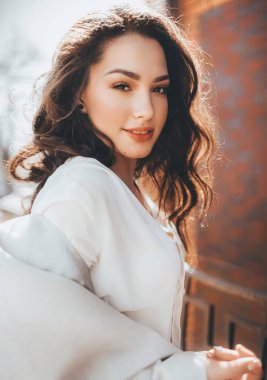 Beyaz önlük poz içinde güzel genç kadın