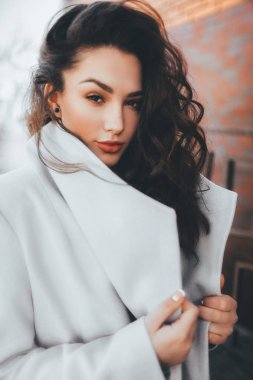 Beyaz önlük poz içinde güzel genç kadın