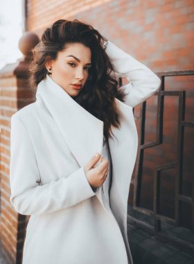 Beyaz önlük poz içinde güzel genç kadın