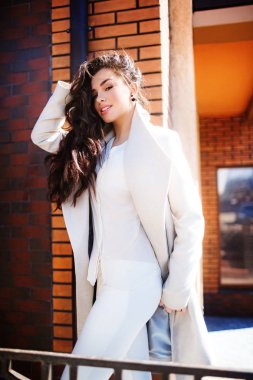 Beyaz önlük poz içinde güzel genç kadın