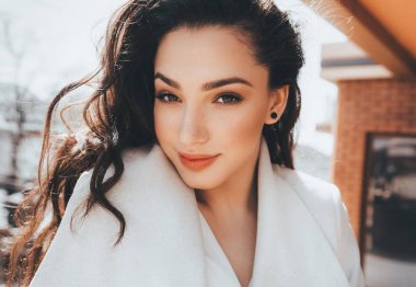 Beyaz önlük poz içinde güzel genç kadın