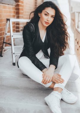 Deri ceket poz içinde güzel genç kadın