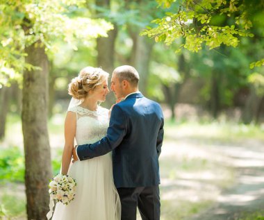 Gelin ve damat onların düğün günü Park 