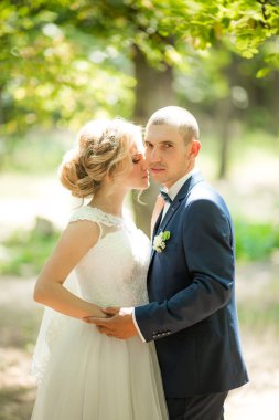 Gelin ve damat onların düğün günü Park 