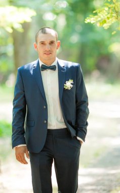 Yakışıklı damat gülümseyen ve gelin için bekliyor. Mutlu gülümseyen damat yeni evli. 