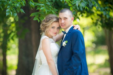 Gelin ve damat onların düğün günü Park 