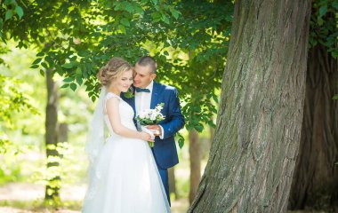 Gelin ve damat onların düğün günü Park 