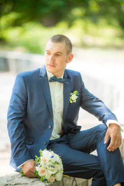 Yakışıklı damat gülümseyen ve gelin için bekliyor. Mutlu gülümseyen damat yeni evli. 