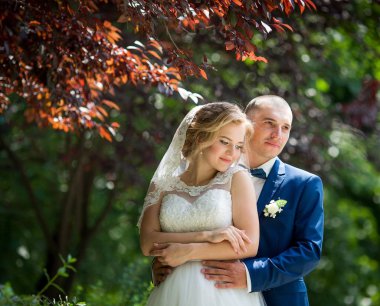 Gelin ve damat onların düğün günü Park 