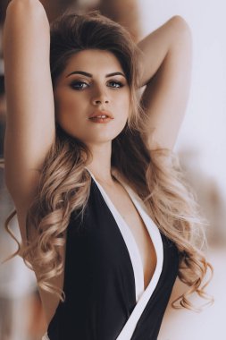 Güzel sarışın kadın. 