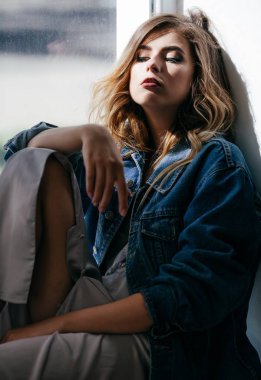 Studio poz kot ceketli güzel genç kadın 