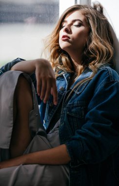 Studio poz kot ceketli güzel genç kadın 