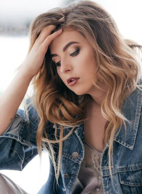 Studio poz kot ceketli güzel genç kadın 