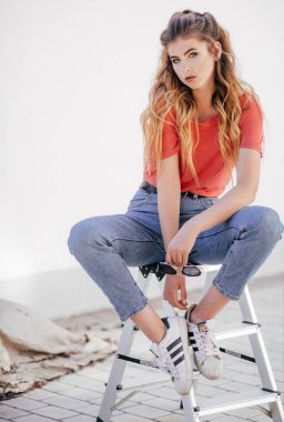 Güzel genç kadın stüdyoda poz kot pantolon 