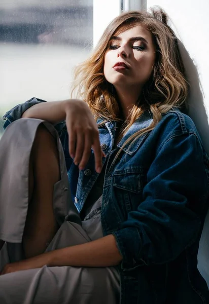 Studio poz kot ceketli güzel genç kadın 