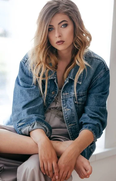 Studio poz kot ceketli güzel genç kadın 