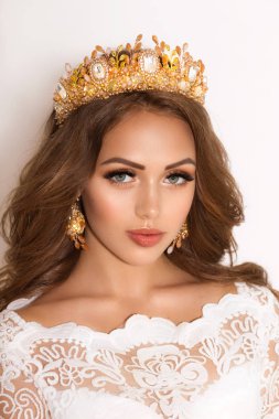 Taç ve küpe Studio poz güzel genç sarışın bir kadın 