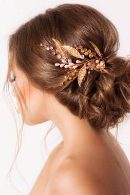 Güzel genç kadın saç aksesuarları Studio ile poz 