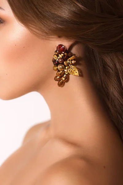 Beautiful Young Woman Posing Earrings Studio — Stock Photo, Image