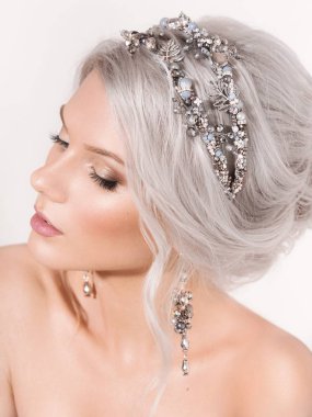 Taç ve küpe Studio poz güzel genç sarışın bir kadın