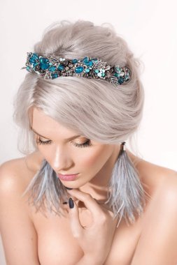 Taç ve küpe Studio poz güzel genç sarışın bir kadın