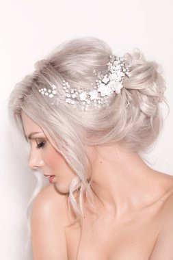 Güzel genç sarışın kadın saç aksesuarları Studio ile poz