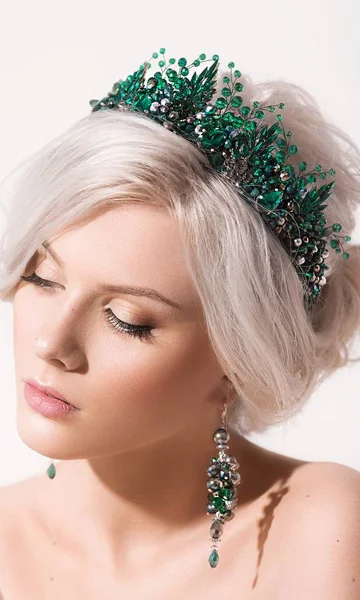 Vacker Ung Blond Kvinna Poserar Kronan Och Örhängen Studio — Stockfoto