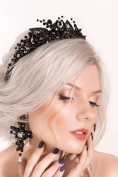 Beautiful Young Blond Woman Posing Crown Earrings Studio — Stock Photo, Image