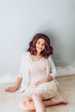 Studio poz içinde güzel hamile kadın 