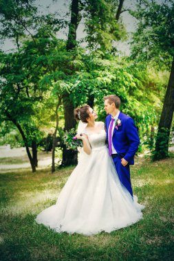 Gelin ve damat onların düğün günü Park 