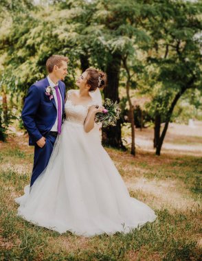 Gelin ve damat onların düğün günü Park 