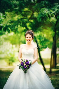 Beyaz düğün elbise poz içinde güzel genç gelin 