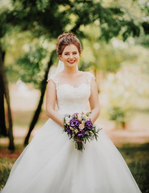 Beyaz düğün elbise poz içinde güzel genç gelin 