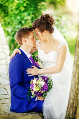 Gelin ve damat onların düğün günü Park 