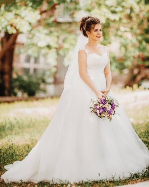 Beyaz düğün elbise poz içinde güzel genç gelin 