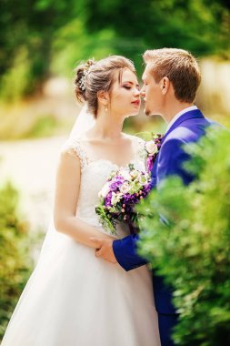 Gelin ve damat onların düğün günü Park 