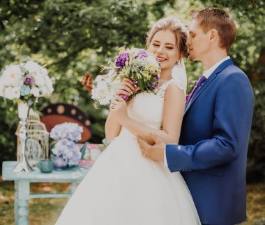 Gelin ve damat onların düğün günü Park 