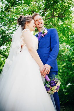 Gelin ve damat onların düğün günü Park 