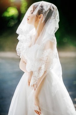 Beyaz düğün elbise poz içinde güzel genç gelin  