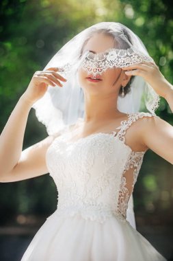 Beyaz düğün elbise poz içinde güzel genç gelin  